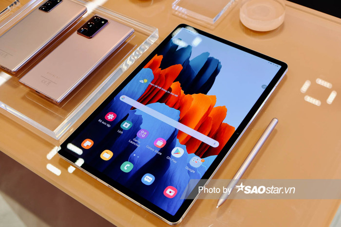 Màn hình của Galaxy Tab S7 và Galaxy Tab S7 Plus có tỷ lệ 16:10, với phần viền được làm mỏng hơn khá nhiều so với thế hệ tiền nhiệm.