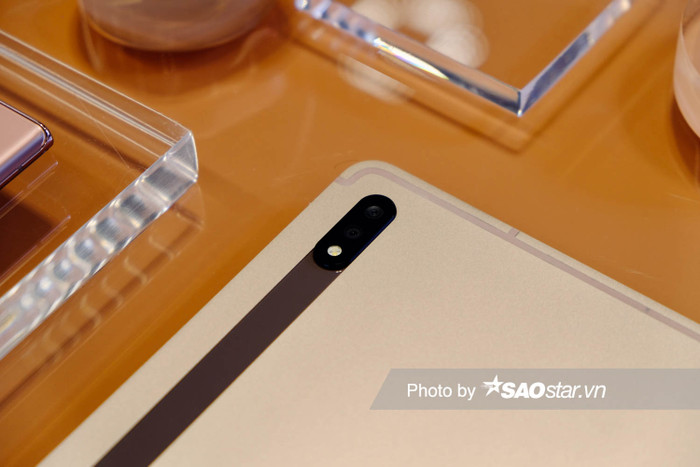 Mặt lưng của Galaxy Tab S7 và Tab S7 Plus gây ấn tượng với cụm camera kép (13MP + 5MP). Dọc theo đó là vị trí đặt bút S Pen. Về cấu hình, bộ đôi Galaxy Tab S7 và Tab S7 Plus trang bị con chip Snapdragon 865, RAM 6GB/8GB, ROM 128GB/256GB và đều tích hợp 5G.