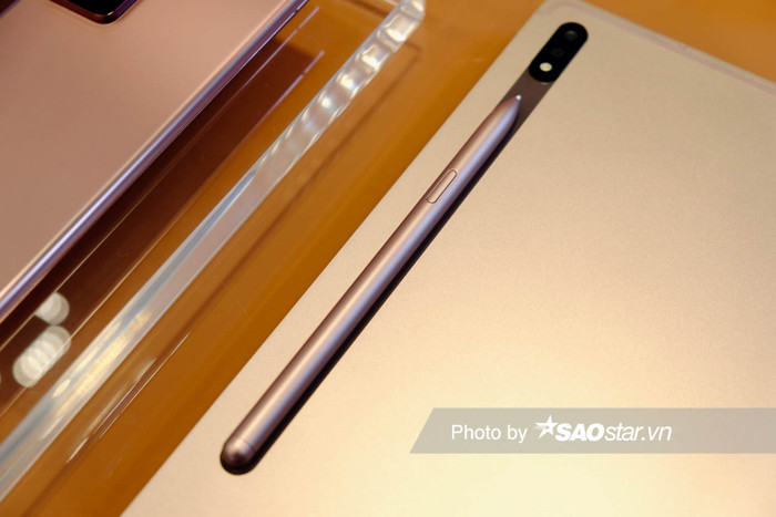 Trong đó, phiên bản tiêu chuẩn Galaxy Tab S7 trang bị màn hình 11 inch LCD (độ phân giải 2560 x 1600), trong khi phiên bản cao cấp Galaxy Tab S7 Plus có màn hình 12.4 inch Super AMOLED (độ phân giải 2800 x 1752). Cả phiên bản đều được trang bị màn hình với tốc độ làm mới lên đến 120Hz.