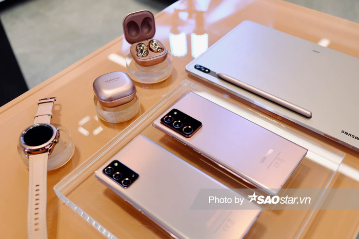 Về thiết kế, bộ đôi Galaxy Tab S7 và Tab S7 Plus không có quá nhiều thay đổi về ngoại hình so với thế hệ tiền nhiệm. Máy vẫn sở hữu thiết kế hoàn thiện từ kim loại ở cả mặt lưng và khung viền.