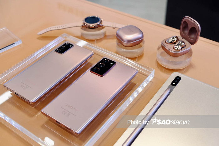 Tại sự kiện Samsung Galaxy Unpacked 2020 lần này, ngoài tâm điểm là bộ đôi flapship Galaxy Note20 và Note20 Ultra, Samsung cũng đã ra mắt phiên bản mới nhất của dòng máy tính bảng Galaxy Tab - S7 và S7 Plus, đồng hồ Galaxy Watch3 và tai nghe 'hạt đậu' Galaxy Buds Live.