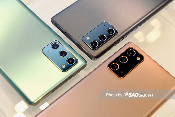 Sau rất nhiều đồn đoán và chờ đợi, đêm qua (5/8, giờ Việt Nam), Samsung đã chính thức trình làng bộ đôi Samsung Galaxy Note20 và Samsung Galaxy Note20 Ultra. Tương tự những thiết bị trước đó của dòng Note, Note20 và Note20 Ultra vẫn là tổng hoà những gì là “tinh tuý” nhất về công nghệ của Samsung ở thời điểm nó ra mắt. Máy có thiết kế cứng cáp, khá tinh tế tuy nhiên có phần nam tính. Ở Việt Nam, Note20 có bản màu đồng, xanh và xám, trong khi đó Note20 Ultra có màu đồng, đen và trắng. Riêng bản Note20 Ultra 5G chỉ có bản màu đồng.