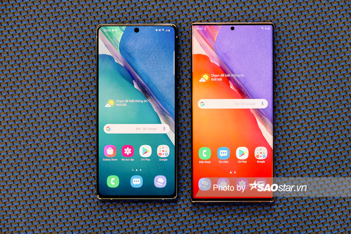 Trong khi Note20 có màn hình 6,7 inch (1080 x 2400 pixel Super AMOLED Plus), chiếc Note20 Ultra có màn hình 6,9 inch (1440 x 3088 pixel Dynamic AMOLED 2X). Dù vậy, có thể dễ dàng nhận thấy Note20 chỉ có màn hình phẳng còn Note20 Ultra có màn hình cong tràn cạnh. Thiết kế này giúp Note20 Ultra gần như không có viền màn hình. Đây cũng là điện thoại đầu tiên trên thế giới được trang bị kính cường lực Corning Gorilla Glass Victus.