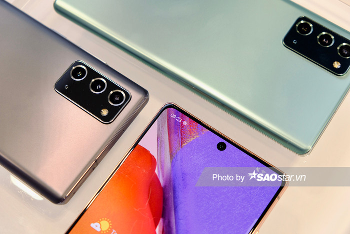 Cả Samsung Galaxy Note20 và Note20 Ultra đều có thiết kế với camera trước được bố trí ở một lỗ tròn đặt ở trung tâm phía trên màn hình theo bề ngang. Những camera này đều có thông số 10 MP, f/2.2. Tuy nhiên, quan sát cho cho thấy lỗ cắt camera trước trên Note20 lớn hơn phiên bản Ultra.