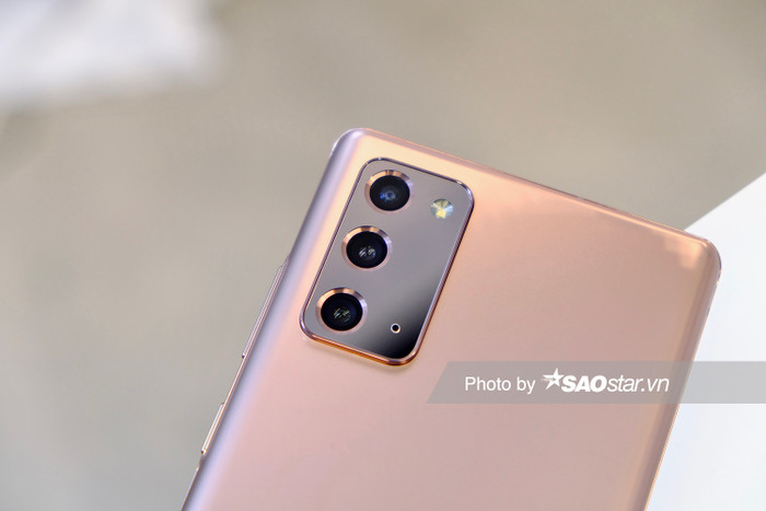 Note20 có cụm ba camera được trí ở góc trên bên trái mặt lưng, bao gồm một camera góc rộng 12 MP,  một camera telephoto 64 MP và một camera góc siêu rộng 12 MP.