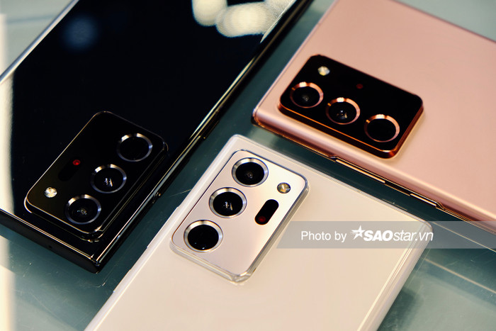 Trên Note20 Ultra, cụm camera có thiết kế tương tự song có kích thước lớn hơn đôi chút. Vẫn có ba camera sau nhưng điện thoại này được trang bị camera chính góc rộng lên tới 108 MP, camera telephoto và góc siêu rộng cùng có thông số 12 MP. Note20 Ultra hỗ trợ Space Zoom tới 100X song zoom quang học dừng lại ở 5X.