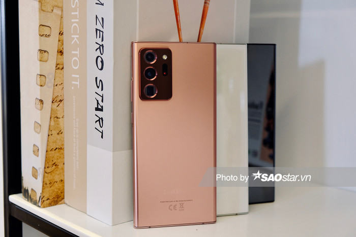 Mặt lưng của Note20 Ultra được tráng kính trong khi đó mặt lưng của Note20 cấu thành từ nhựa với hiệu ứng phủ mờ. Trải nghiệm thực tế cả hai dòng máy cho cảm giác cầm khá chắc tay và thoải mái.