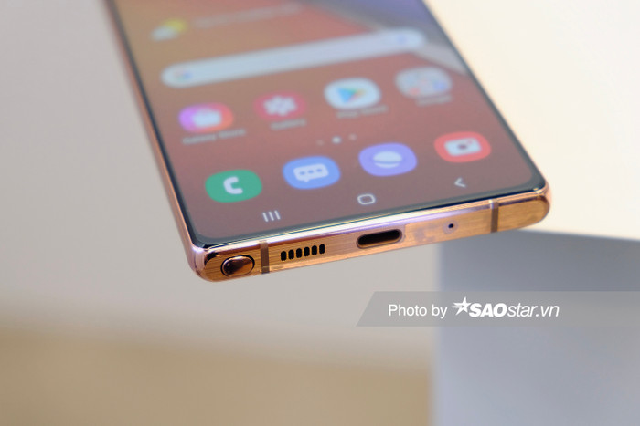 Bút được nhét ở bên trái đuôi máy. Note20 và Note20 Ultra không có jack cắm tai nghe 3,5 mm và dùng cổng kết nối USB Type-C.
