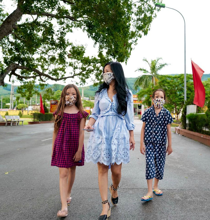 Hai nhóc tì nhà Hồng Nhung vui vẻ vẻ tranh khu cách ly: Bình yên, trong trẻo lắm Ảnh 3