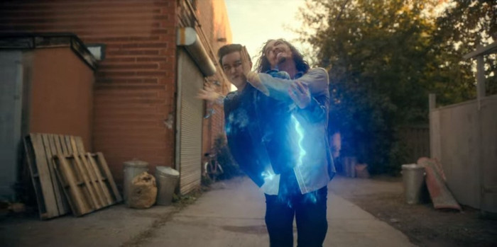 Loạt plot twist 'đắt xắt ra miếng' trong 'The Umbrella Academy' mùa 2 khiến ai cũng phải trầm trồ Ảnh 6