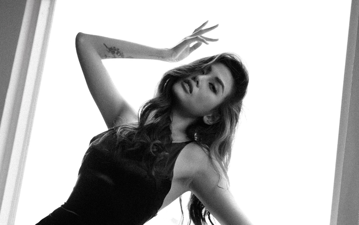 Võ Hoàng Yến bất ngờ tung bộ ảnh dịu dàng khó tin, trái ngược vẻ dữ dội thường ngày Ảnh 2