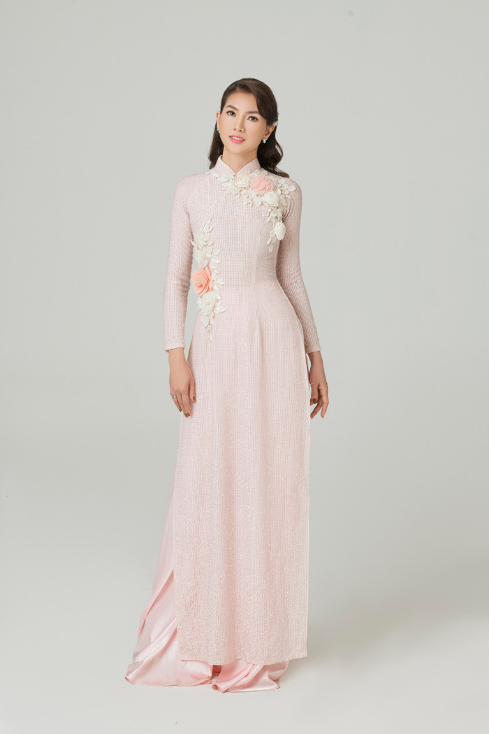 Ngoài gam màu trắng, người đẹp cũng chọn thiết kế áo dài có tông màu hồng pastel ngọt ngào
