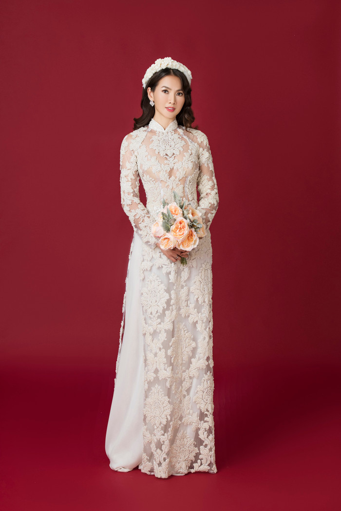 Tinh tế trong kiểu áo dài xuyên thấu trộn lẫn giữa hiện đại và truyền thống cùng mấn đội đầu kết hoa xuyệt tông 