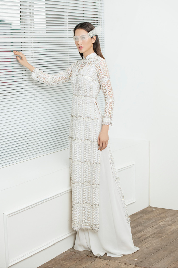 Bà mẹ đơn thân lựa chọn những thiết kế áo dài mang tông màu sáng như trắng để tôn lên sự nữ tính cho người mặc.