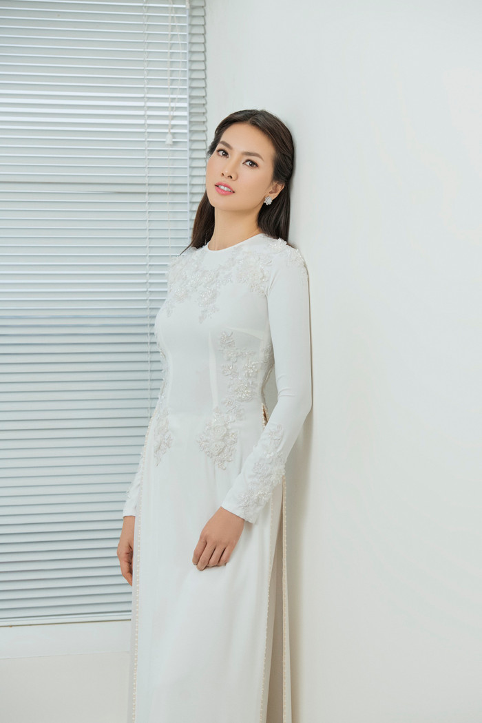 Diễn viên Anh Thư khoác trên mình những thiết kế áo dài đến từ NTK Minh Châu 