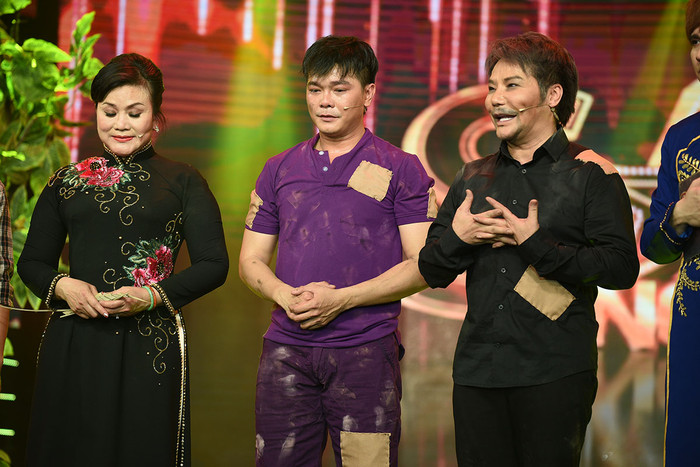 Diễn viên Linh Tý (ở giữa) cùng ba mẹ - nghệ sĩ Linh Tâm và Cẩm Thu