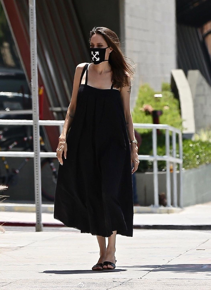 Khẩu trang xịn sò đến từ thương hiệu Off - White được mỹ nhân Hollywood sắm sửa nhằm gây quỹ từ thiện hỗ trợ cho các bệnh nhân nhiễm Covid-19