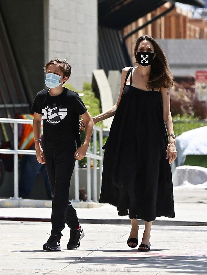 Angelina Jolie diện váy maxi oversized cùng con trai ra phố vừa qua tại Los Angeles, Mỹ