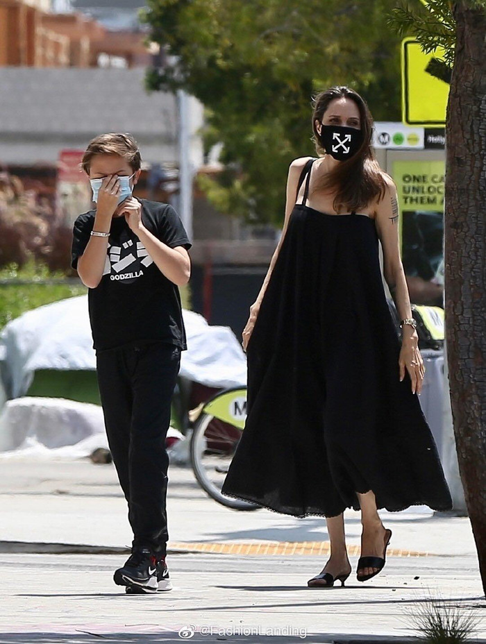 Cô diện bộ cả combo đen từ khẩu trang cho đến váy và dép cao gót dạng bệt, lâu lắm rồi khán giả mới thấy Jolie diện bộ váy mà nữ tính, điệu đàng như thế này