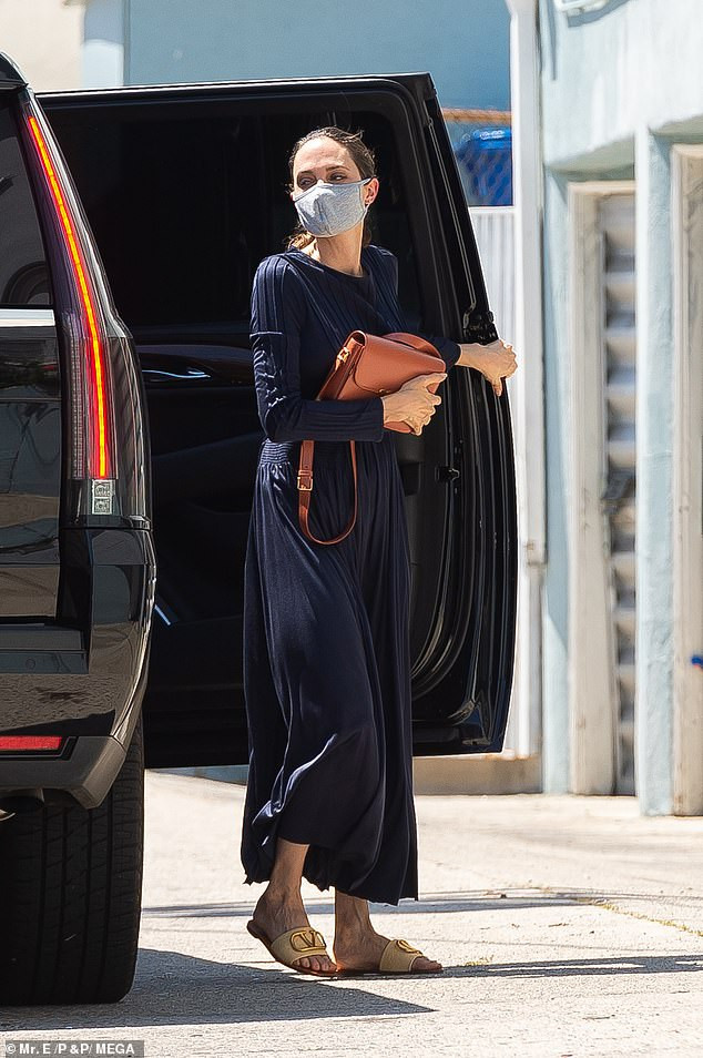 Trước đó, không lâu Angelina Jolie cũng được bắt gặp ra phố hồi tháng 7, cô cũng diện váy suôn dài gam màu sắc xanh sẫm 