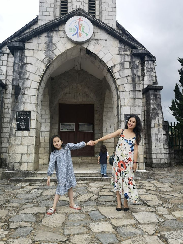 Bé Bông - con gái nhà báo Khương Diệp Anh, đồng thời là nhân vật chính của cuốn sách Nhật ký Bông Bủm