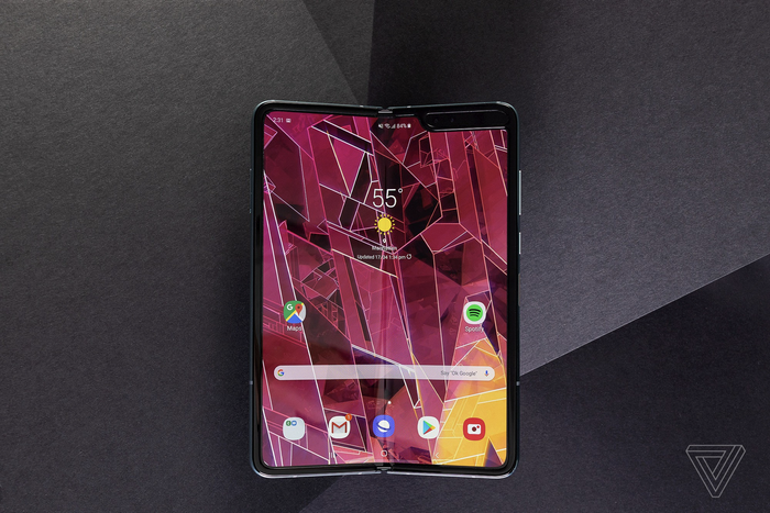 Google từng xác nhận họ đang phát triển một chiếc smartphone màn hình gập vào tháng 5/2019. (Ảnh: The Verge)