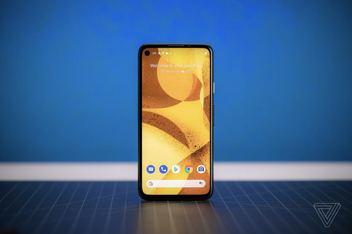 Máy trang bị màn hình có kích thước 5,8 inch OLED cùng thiết kế 'đục lỗ' thường thấy trên những chiếc smartphone gần đây. (Ảnh: The Verge)