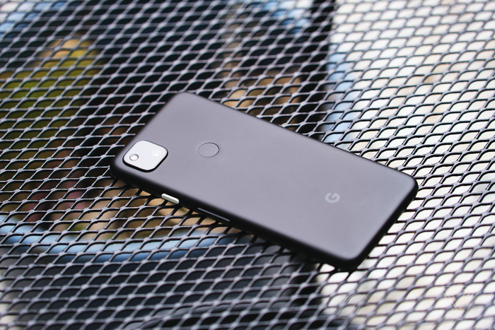 Ở mặt lưng, Google Pixel 4a trang bị camera đơn 12 MP được tăng cường AI mà Google đã dùng trên loạt điện thoại cao cấp của mình trong nhiều năm. (Ảnh: The Verge)