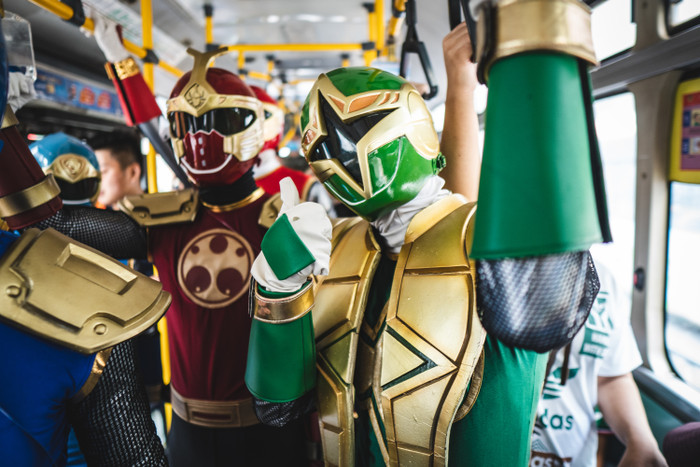 Siêu Nhân xuất hiện tại Hà Nội, đi xe bus, ăn gà và uống trà đá như dân thường Ảnh 11