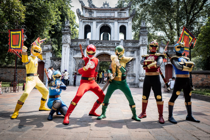 Siêu Nhân xuất hiện tại Hà Nội, đi xe bus, ăn gà và uống trà đá như dân thường Ảnh 33