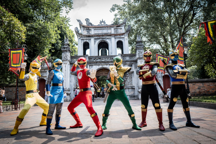 Siêu Nhân xuất hiện tại Hà Nội, đi xe bus, ăn gà và uống trà đá như dân thường Ảnh 32