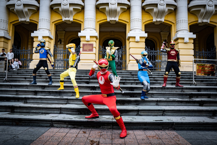 Siêu Nhân xuất hiện tại Hà Nội, đi xe bus, ăn gà và uống trà đá như dân thường Ảnh 6