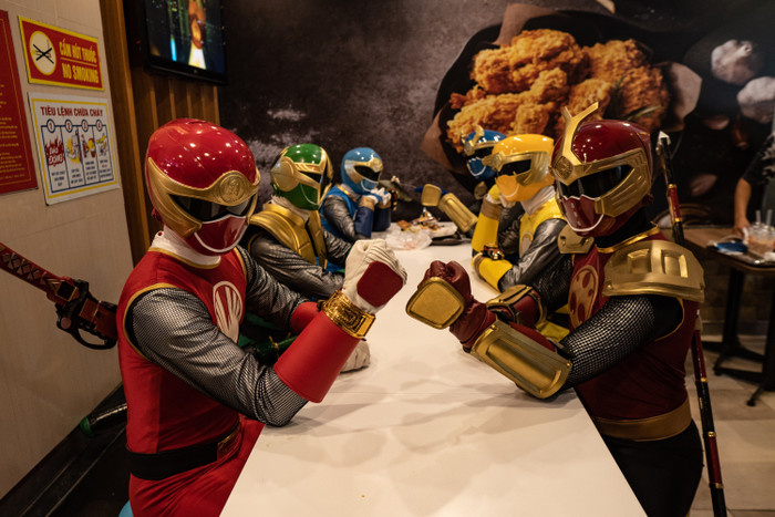 Siêu Nhân xuất hiện tại Hà Nội, đi xe bus, ăn gà và uống trà đá như dân thường Ảnh 29