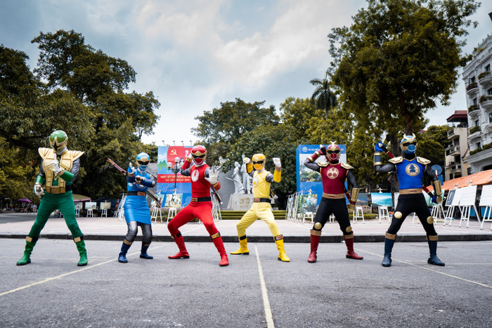 Siêu Nhân xuất hiện tại Hà Nội, đi xe bus, ăn gà và uống trà đá như dân thường Ảnh 28