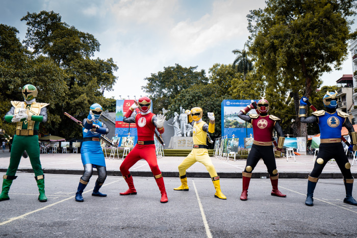 Siêu Nhân xuất hiện tại Hà Nội, đi xe bus, ăn gà và uống trà đá như dân thường Ảnh 27