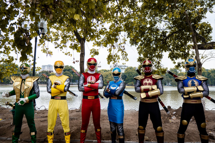 Siêu Nhân xuất hiện tại Hà Nội, đi xe bus, ăn gà và uống trà đá như dân thường Ảnh 25