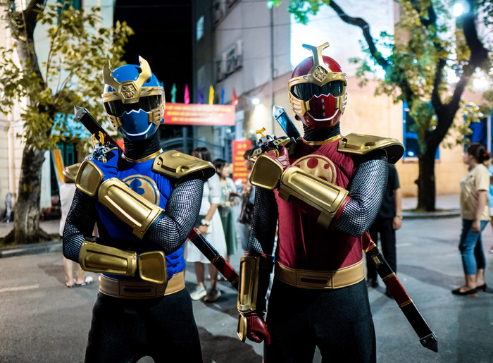 Siêu Nhân xuất hiện tại Hà Nội, đi xe bus, ăn gà và uống trà đá như dân thường Ảnh 22