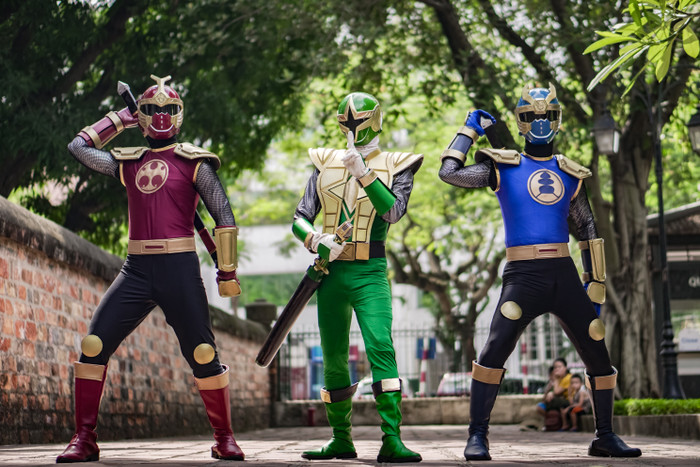 Siêu Nhân xuất hiện tại Hà Nội, đi xe bus, ăn gà và uống trà đá như dân thường Ảnh 15