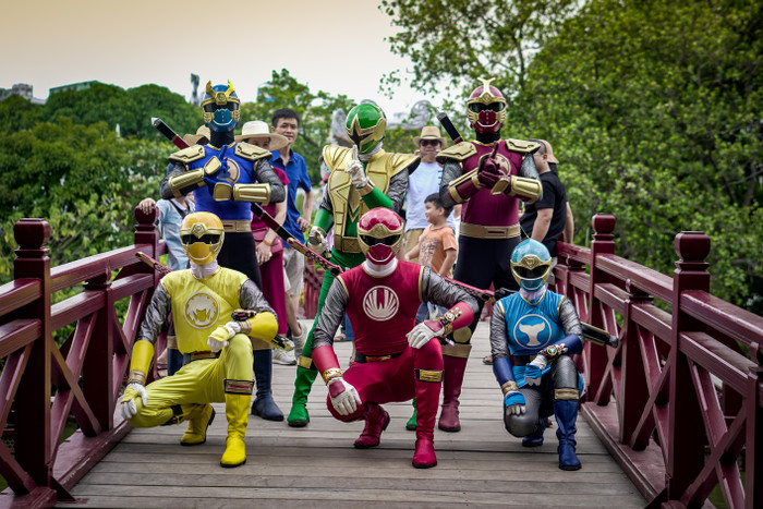 Siêu Nhân xuất hiện tại Hà Nội, đi xe bus, ăn gà và uống trà đá như dân thường Ảnh 13