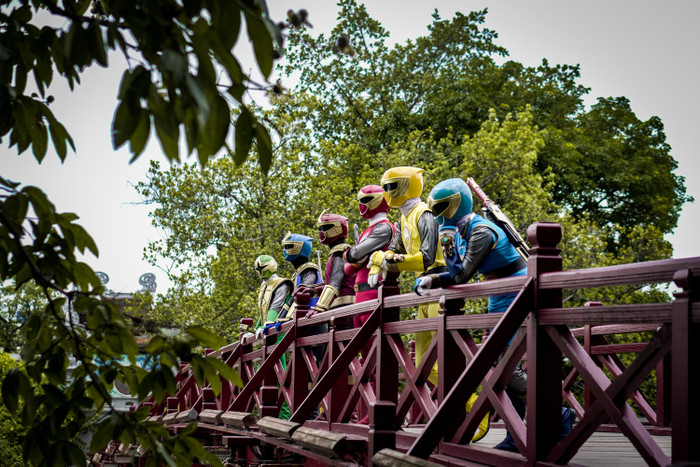 Siêu Nhân xuất hiện tại Hà Nội, đi xe bus, ăn gà và uống trà đá như dân thường Ảnh 12