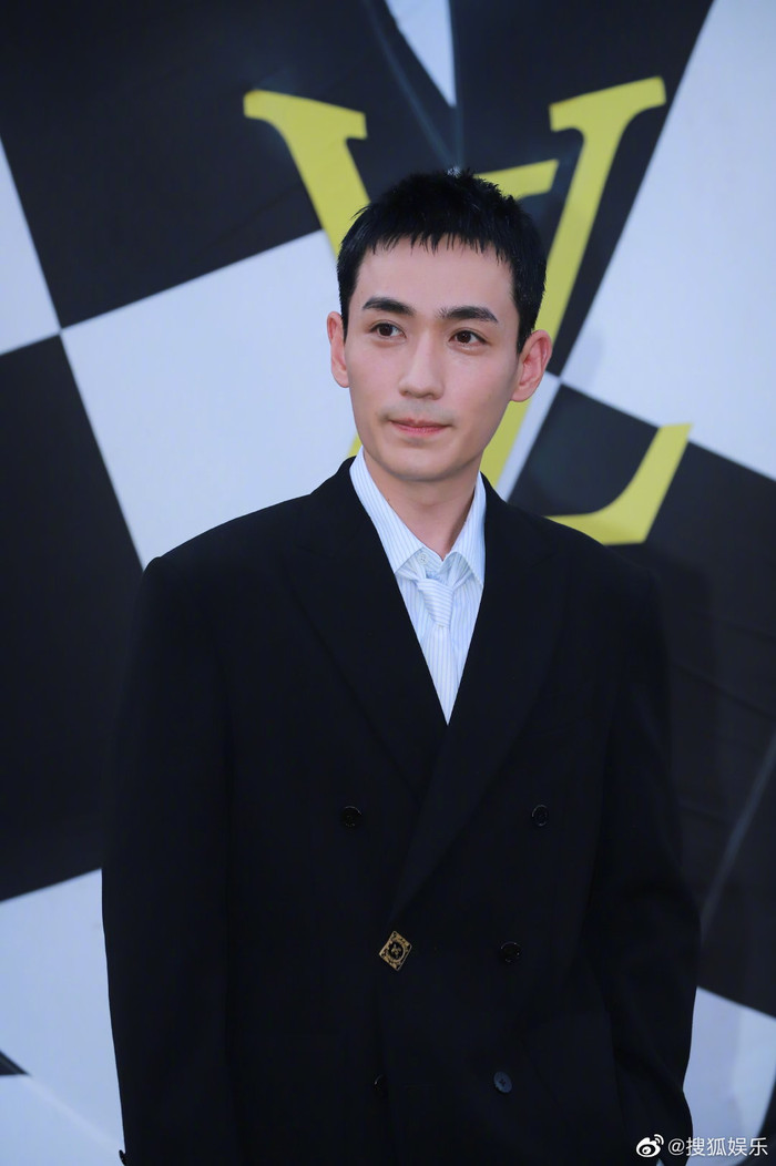 Thảm cỏ 'LV 2020': Ngô Diệc Phàm - Phạm Thừa Thừa sang chảnh, Chu Nhất Long gây sốt với kiểu tóc 'cún gặm' Ảnh 16