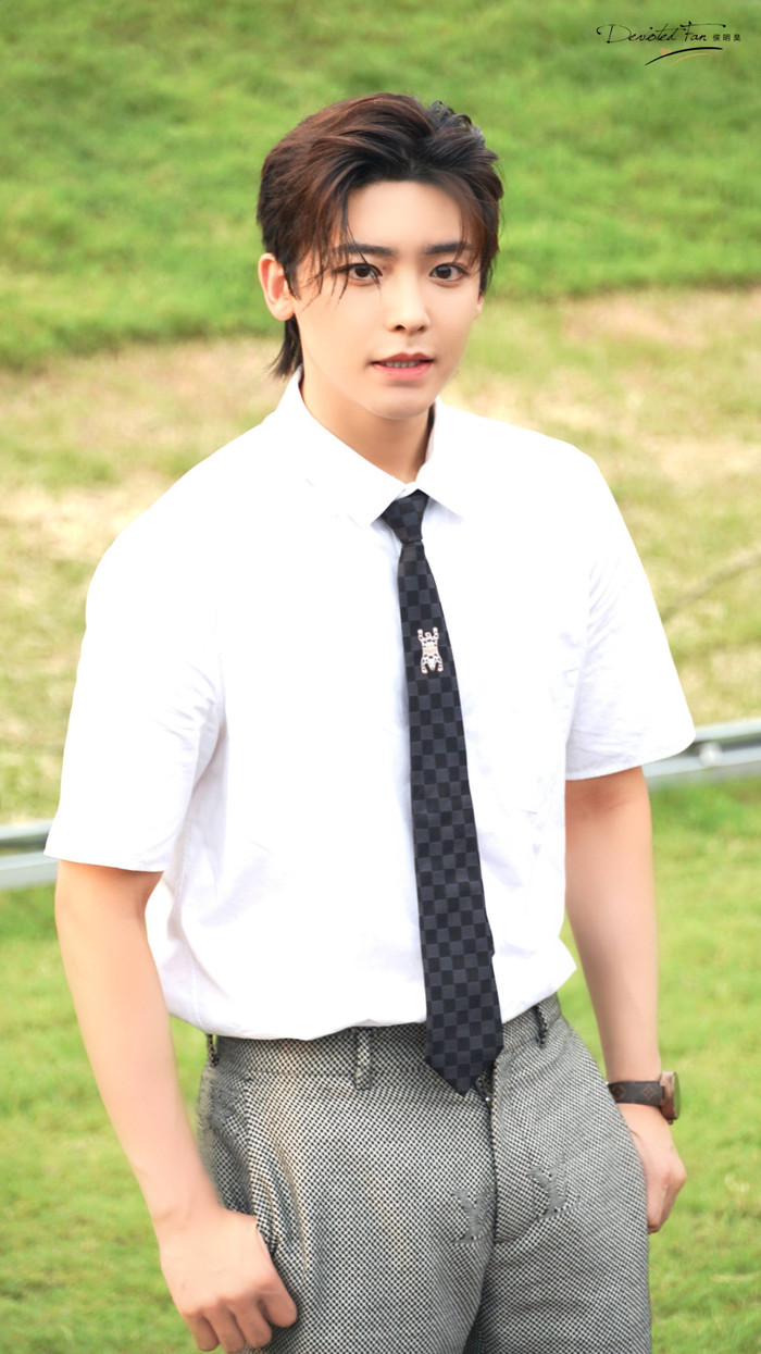 Thảm cỏ 'LV 2020': Ngô Diệc Phàm - Phạm Thừa Thừa sang chảnh, Chu Nhất Long gây sốt với kiểu tóc 'cún gặm' Ảnh 50