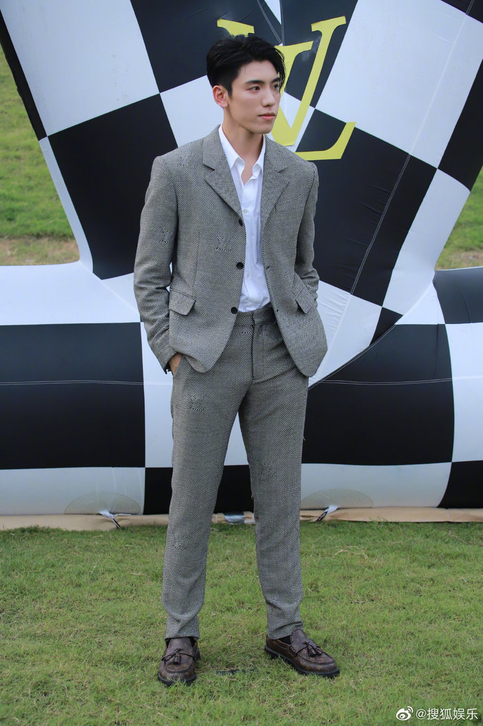 Thảm cỏ 'LV 2020': Ngô Diệc Phàm - Phạm Thừa Thừa sang chảnh, Chu Nhất Long gây sốt với kiểu tóc 'cún gặm' Ảnh 43