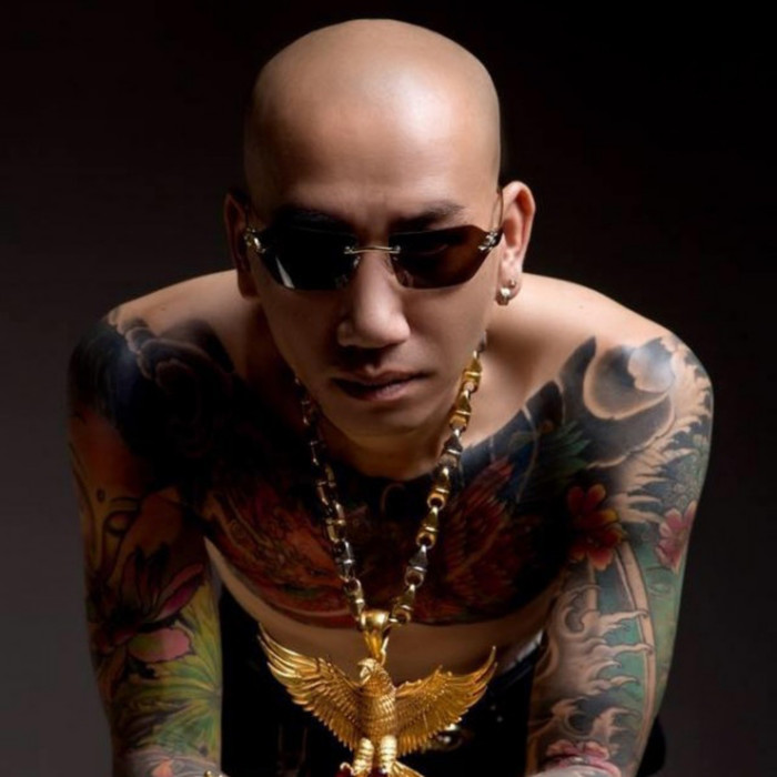 Phú Lê xăm trổ kín tay, thường xuyên đeo dây chuyền màu vàng gắn huy hiệu đại bàng, tay đeo nhẫn hình rồng.