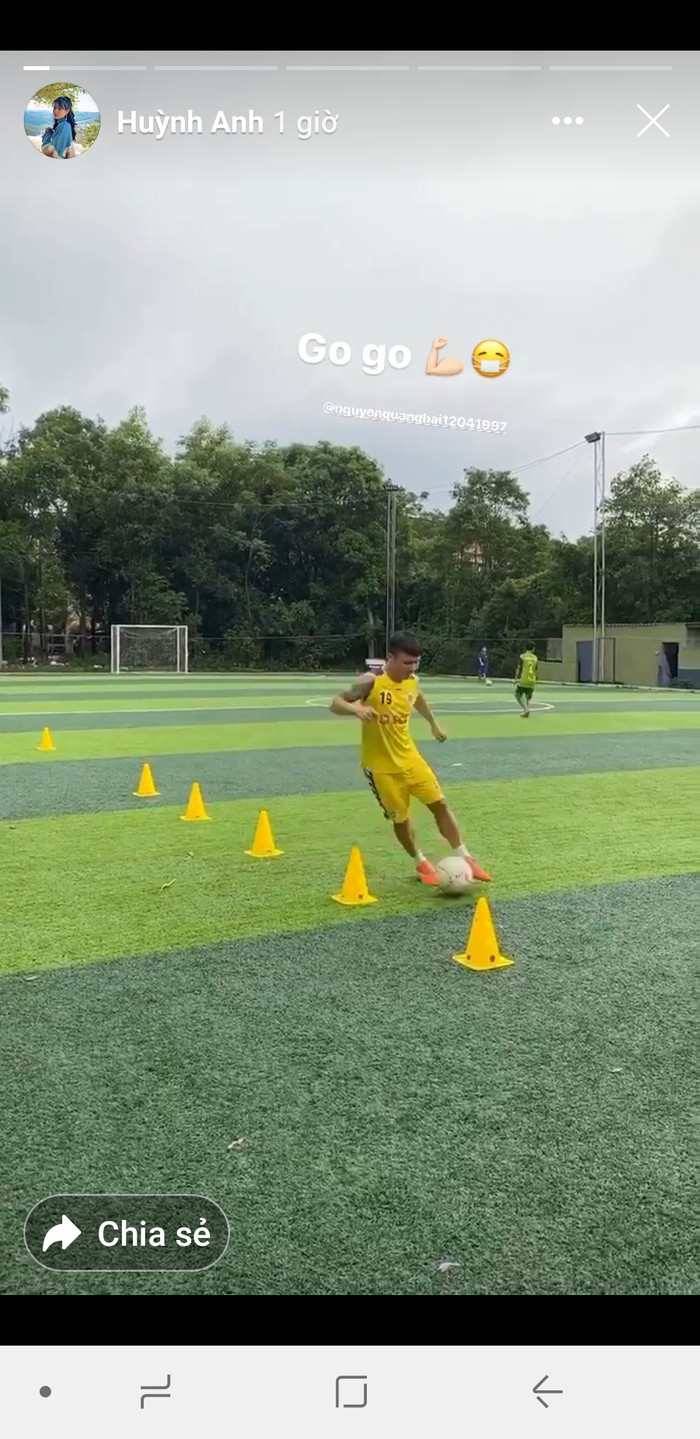 Huỳnh Anh cổ vũ nhiệt tình khi bạn trai luyện tập