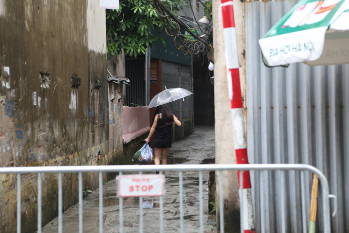 Lực lượng chức năng túc trực tại điểm cách ly nơi bệnh nhân 714 sinh sống để hỗ trợ, nhắc nhở người dân tuân thủ việc cách ly phòng dịch COVID-19.