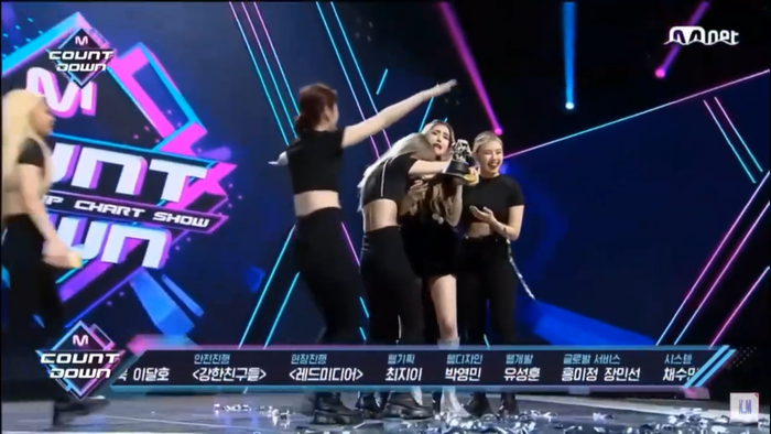 Làm vỡ chiếc cúp ngay khi giành chiến thắng đầu tiên trong sự nghiệp solo, SOMI có sân khấu encore nhớ đời Ảnh 9