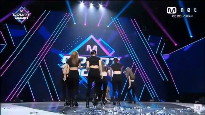 Cô nàng vội nhặt lại