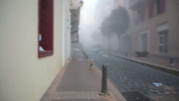 Khung cảnh đổ nát của con phố nơi hai người chụp ảnh cưới.