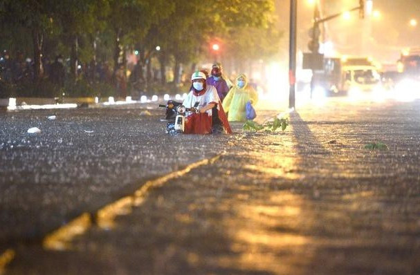 Sài Gòn mưa lớn, ngập sâu trong 'biển nước'
